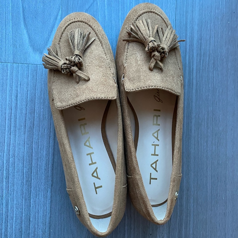 Tahari Girl Soft Beige Loafter Size 7